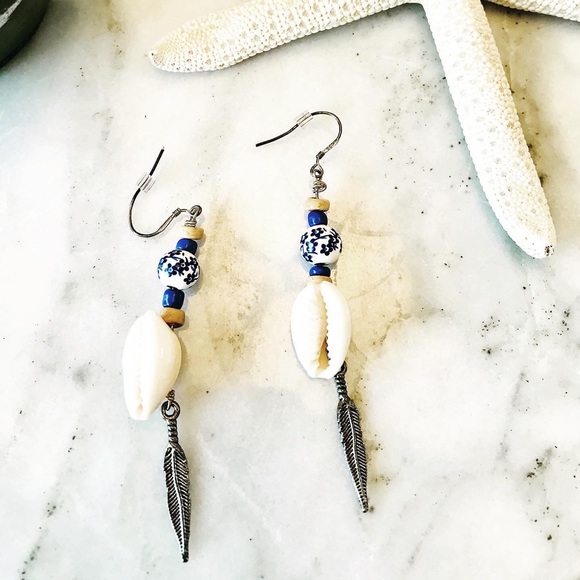 Shell and metal feather earrings - Picture 2 of 6